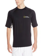 Load image into Gallery viewer, חולצת שחייה גלישה וחתירה ראשגארד RASH GUARD שרוול קצר, הגנה גבוהה מקרני UV +50 אידיאלי לספורט ימי ושהייה בשמש נשיונל ג'יאוגרפיק ™National Geographic