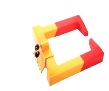 טען תמונה למציג הגלריה, מנעול סנדל לרכב מידה "18-"15 רוחב צמיג עד 27ס"מ, עם פלטת הגנה כולל 2 מפתחות GUARD